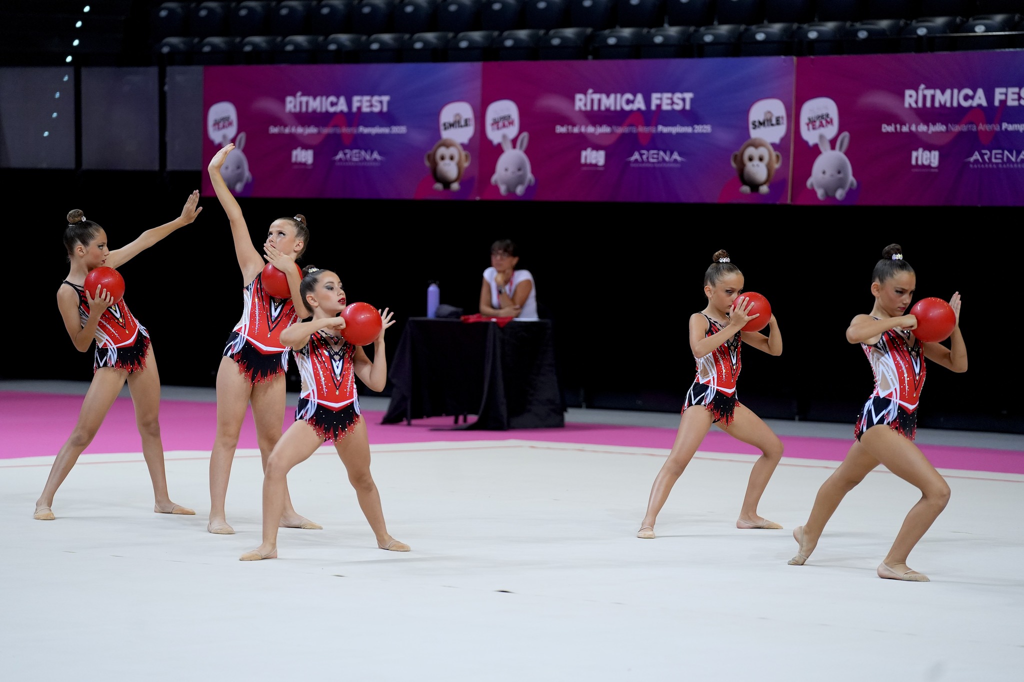 Pamplona se ha convertido estos d&iacute;as en el epicentro de la gimnasia r&iacute;tmica nacional con la celebraci&oacute;n del R&iacute;tmica FEST